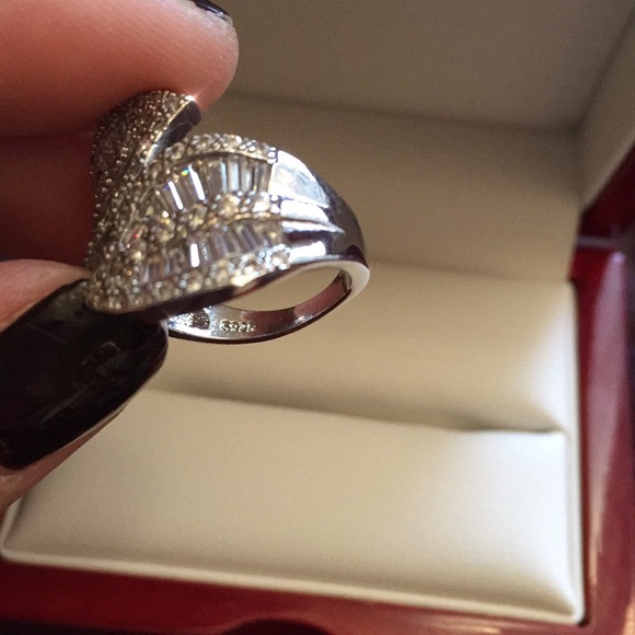 White Sapphire Gems set in 925 Sterling Si… - Picture 5 of 6